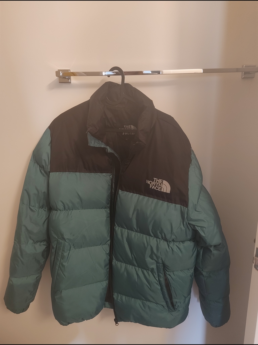 The North Face Men’s Teal & Black Insulated Puffer Jacket